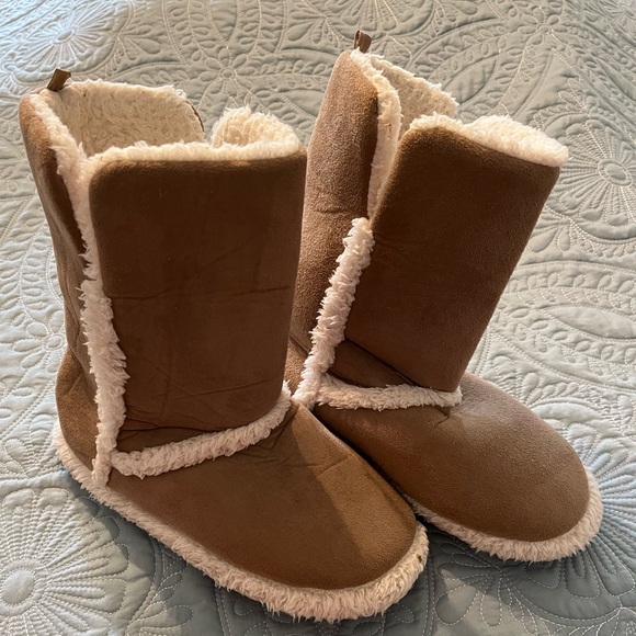 Shoes - Ladies Like New Boot Slippers.